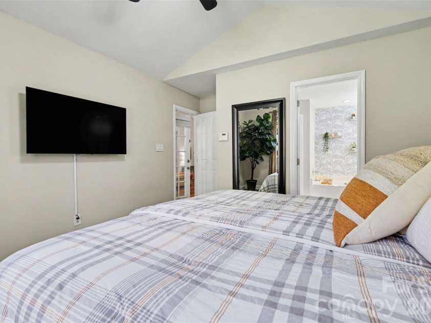 9113 Shenington Place, Charlotte, NC 28216.  MLS# CAR4359218, YatesRealty ID 14152. 