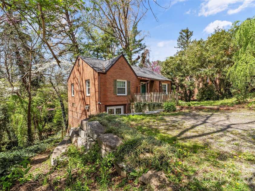 9 Canterbury Road, Asheville, NC 28805.  MLS# CAR4245066, YatesRealty ID 14154. 