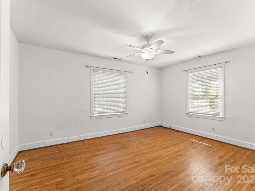 9 Canterbury Road, Asheville, NC 28805.  MLS# CAR4245066, YatesRealty ID 14154. 