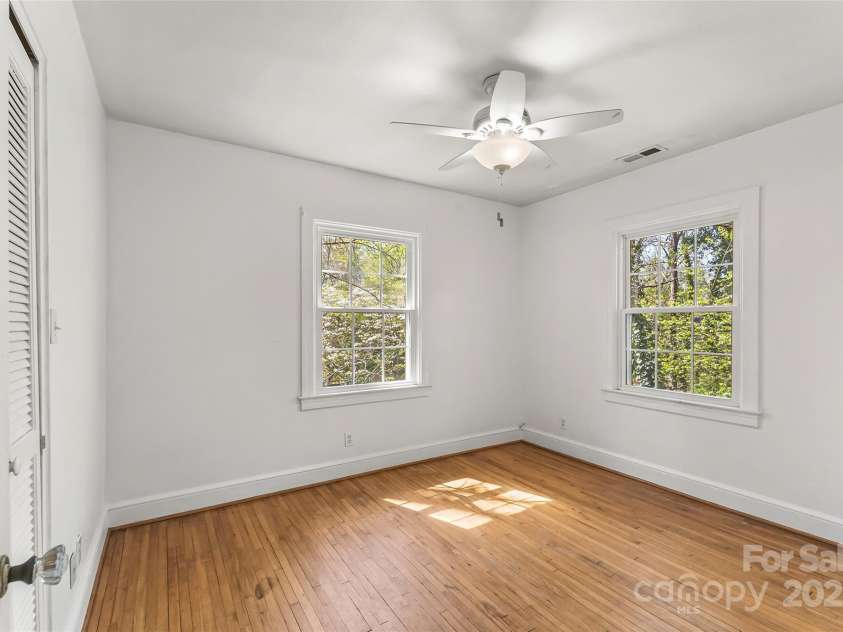 9 Canterbury Road, Asheville, NC 28805.  MLS# CAR4245066, YatesRealty ID 14154. 