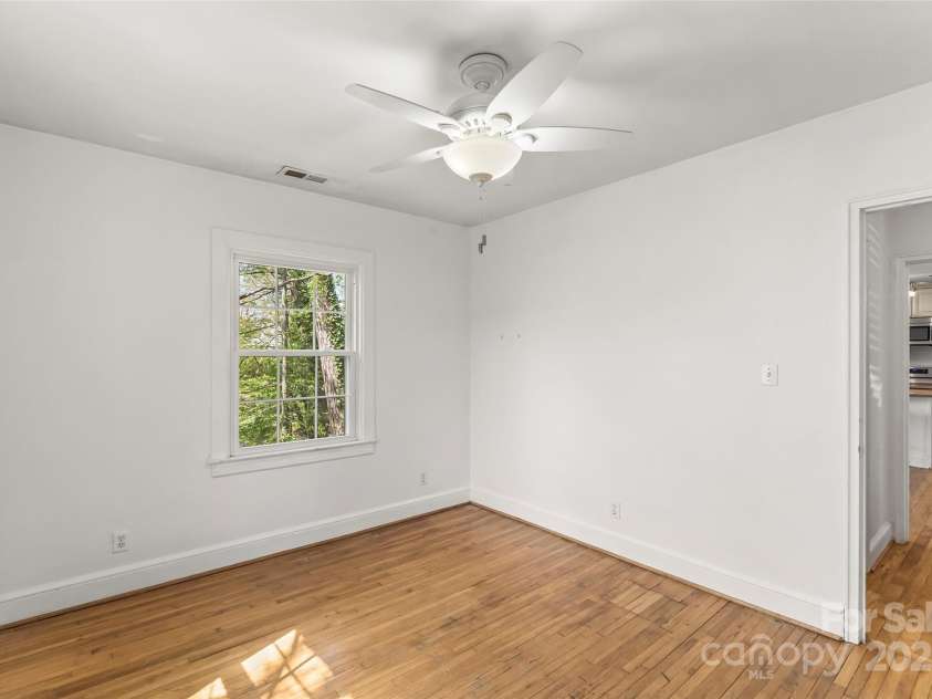 9 Canterbury Road, Asheville, NC 28805.  MLS# CAR4245066, YatesRealty ID 14154. 
