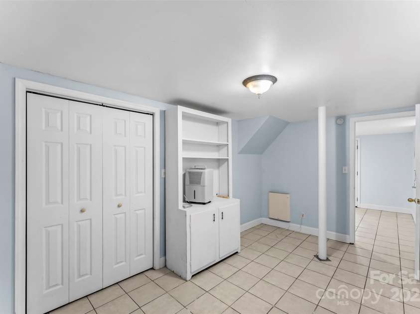 9 Canterbury Road, Asheville, NC 28805.  MLS# CAR4245066, YatesRealty ID 14154. 
