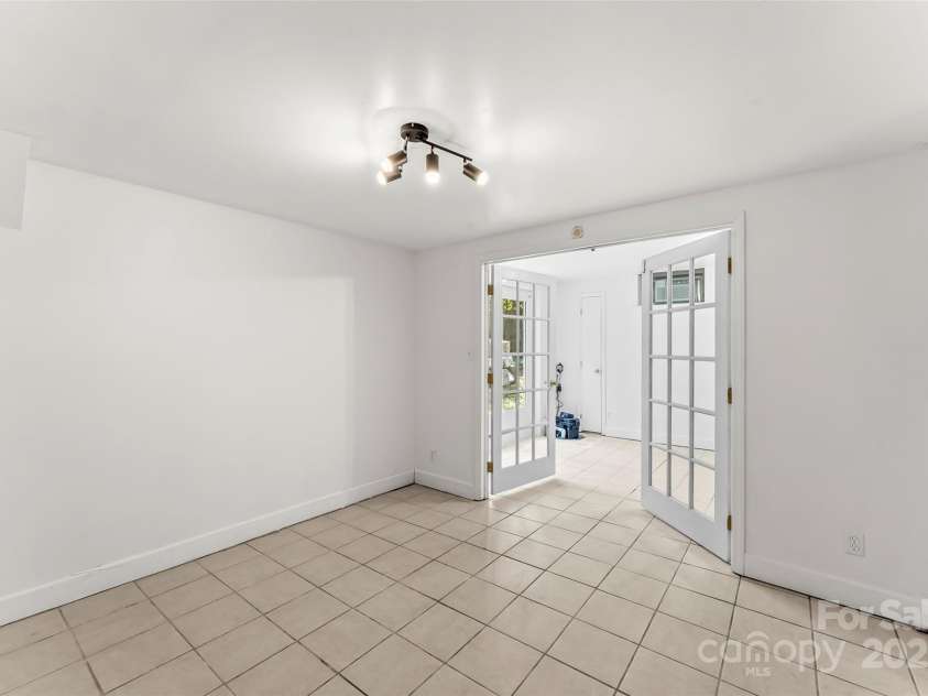 9 Canterbury Road, Asheville, NC 28805.  MLS# CAR4245066, YatesRealty ID 14154. 