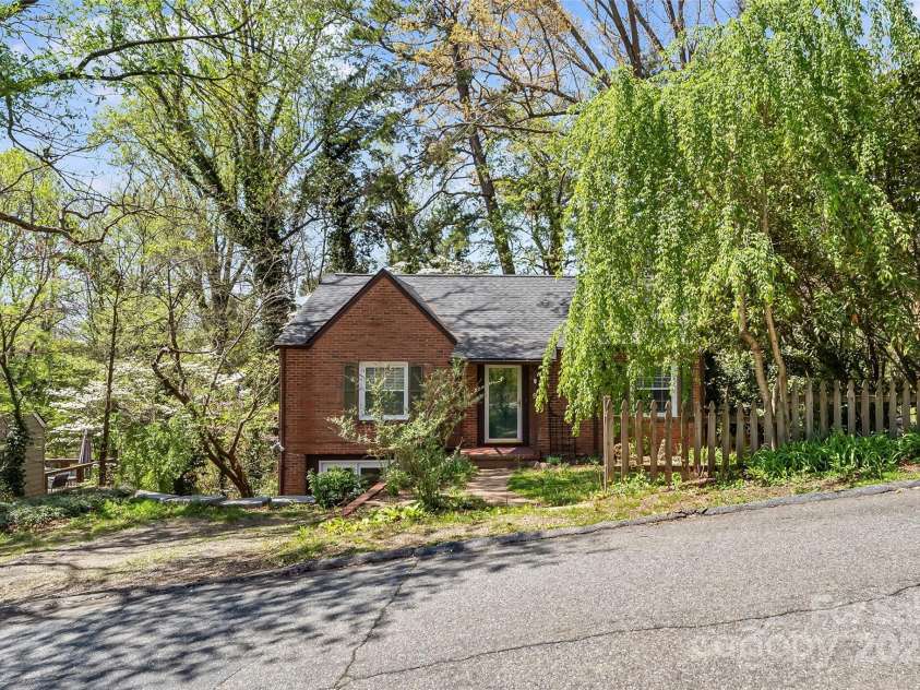 9 Canterbury Road, Asheville, NC 28805.  MLS# CAR4245066, YatesRealty ID 14154. 