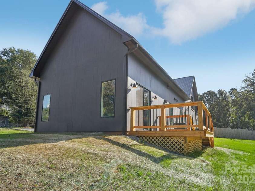 122 Laura Road, Mooresville, NC 28117.  MLS# CAR4249939, YatesRealty ID 14155. 