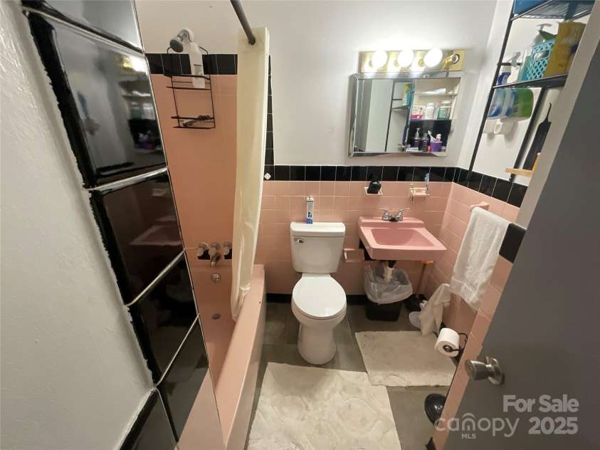 202 Marcellus Street, Laurinburg, NC 28352.  MLS# CAR4248496, YatesRealty ID 14157. Bathroom 2