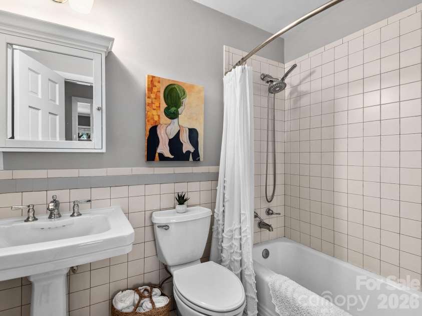 500 Griffing Boulevard, Asheville, NC 28804.  MLS# CAR4321674, YatesRealty ID 14158. Hall full bath.