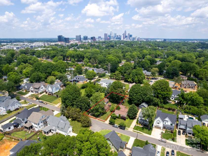 557 Melbourne Court, Charlotte, NC 28209.  MLS# CAR4258770, YatesRealty ID 14163. 