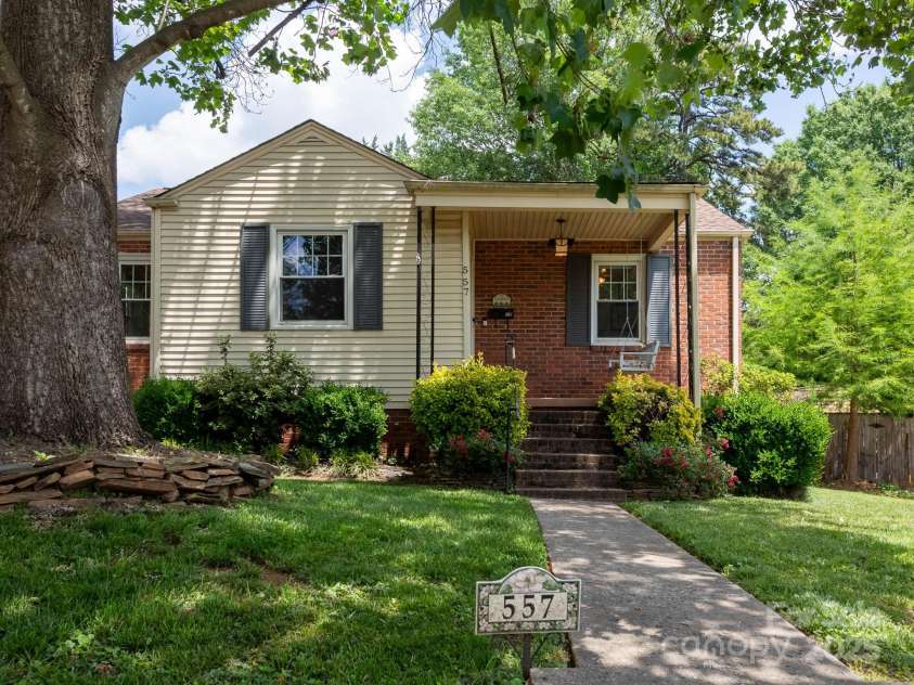 557 Melbourne Court, Charlotte, NC 28209.  MLS# CAR4258770, YatesRealty ID 14163. 