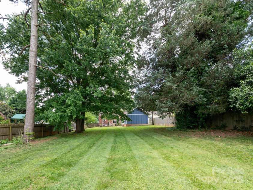 557 Melbourne Court, Charlotte, NC 28209.  MLS# CAR4258770, YatesRealty ID 14163. 