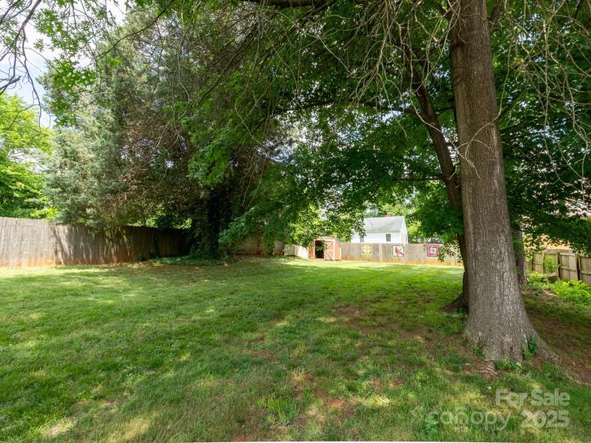 557 Melbourne Court, Charlotte, NC 28209.  MLS# CAR4258770, YatesRealty ID 14163. 