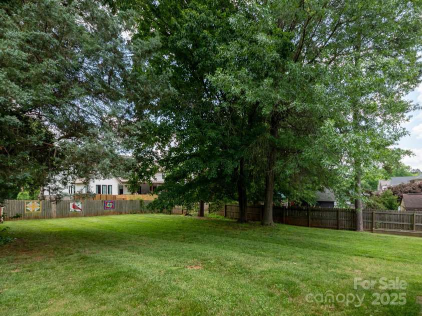 557 Melbourne Court, Charlotte, NC 28209.  MLS# CAR4258770, YatesRealty ID 14163. 