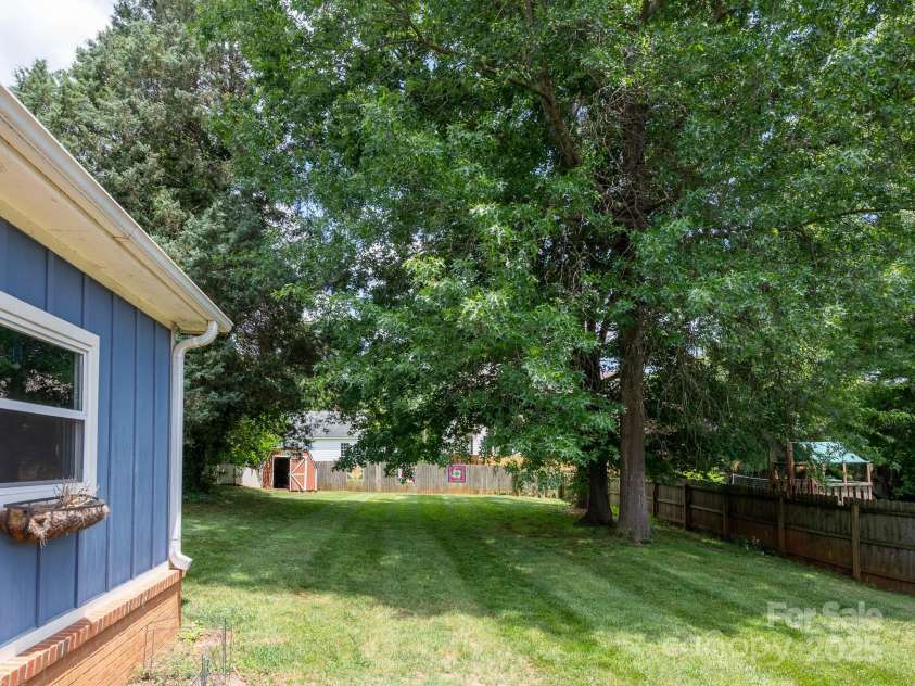 557 Melbourne Court, Charlotte, NC 28209.  MLS# CAR4258770, YatesRealty ID 14163. 