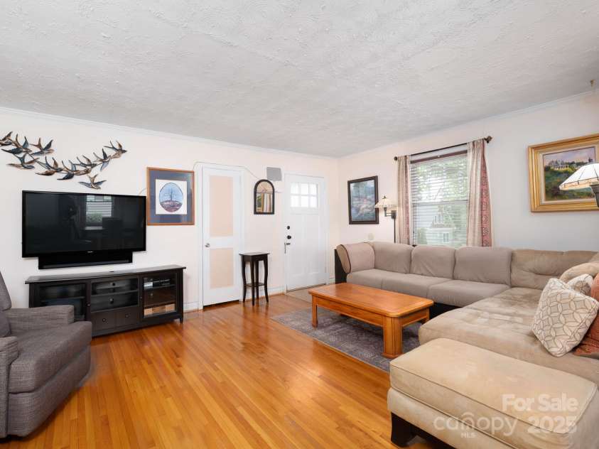 557 Melbourne Court, Charlotte, NC 28209.  MLS# CAR4258770, YatesRealty ID 14163. 