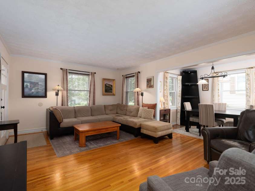 557 Melbourne Court, Charlotte, NC 28209.  MLS# CAR4258770, YatesRealty ID 14163. 