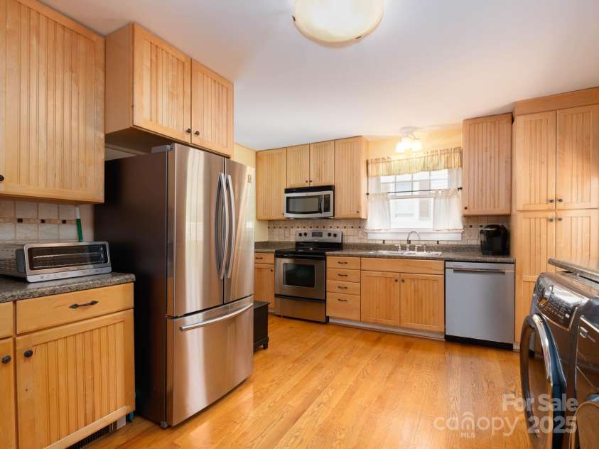 557 Melbourne Court, Charlotte, NC 28209.  MLS# CAR4258770, YatesRealty ID 14163. 