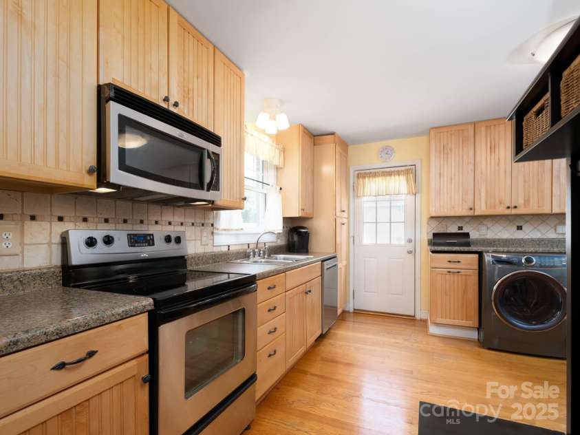 557 Melbourne Court, Charlotte, NC 28209.  MLS# CAR4258770, YatesRealty ID 14163. 
