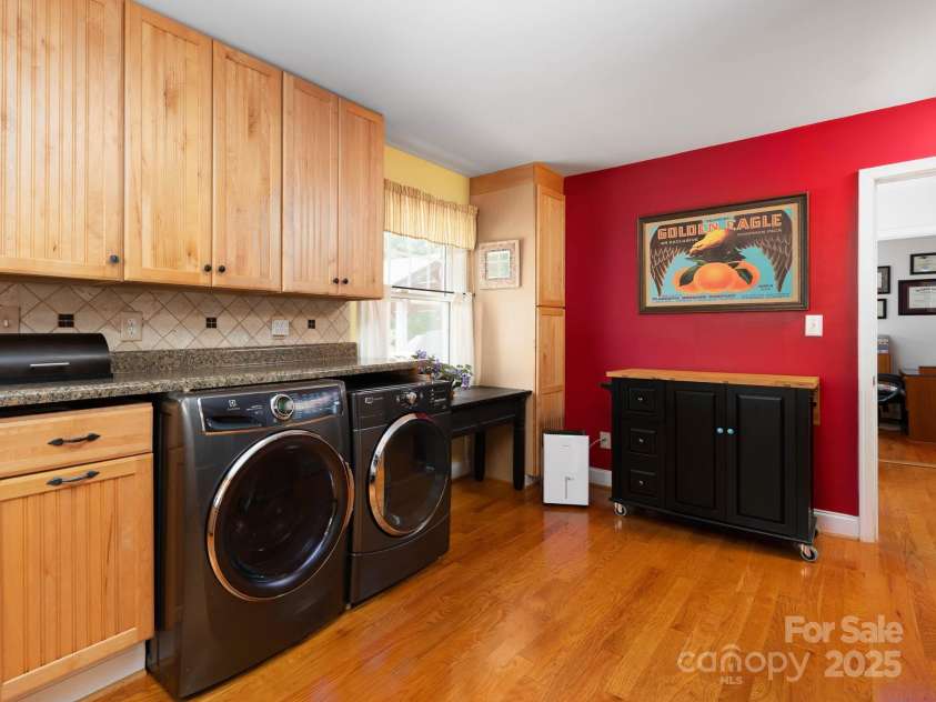 557 Melbourne Court, Charlotte, NC 28209.  MLS# CAR4258770, YatesRealty ID 14163. 
