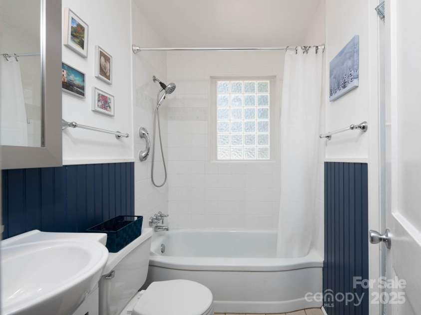 557 Melbourne Court, Charlotte, NC 28209.  MLS# CAR4258770, YatesRealty ID 14163. 