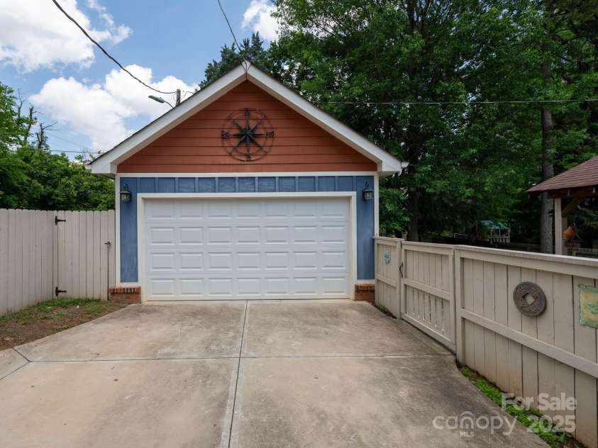 557 Melbourne Court, Charlotte, NC 28209.  MLS# CAR4258770, YatesRealty ID 14163. 