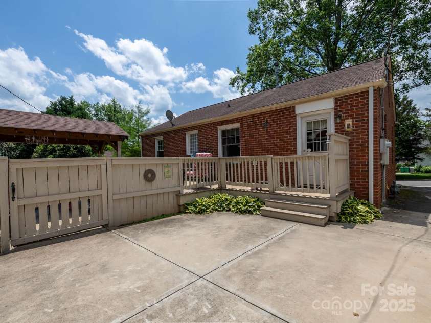 557 Melbourne Court, Charlotte, NC 28209.  MLS# CAR4258770, YatesRealty ID 14163. 