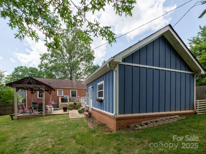 557 Melbourne Court, Charlotte, NC 28209.  MLS# CAR4258770, YatesRealty ID 14163. 