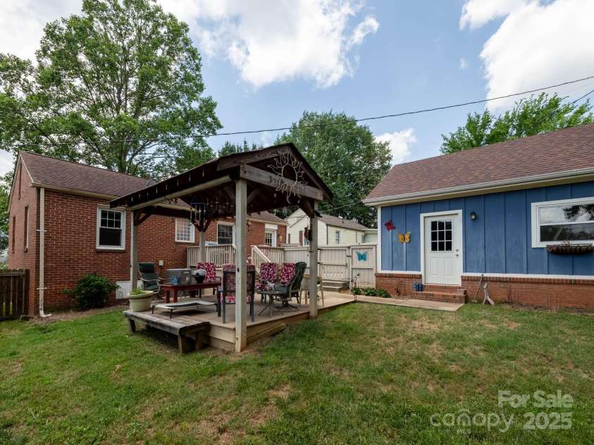557 Melbourne Court, Charlotte, NC 28209.  MLS# CAR4258770, YatesRealty ID 14163. 