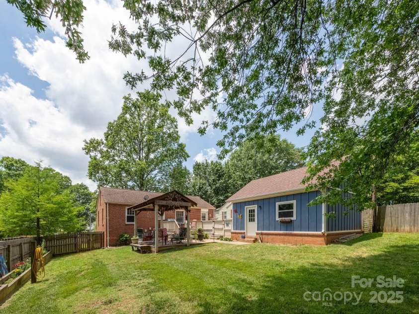 557 Melbourne Court, Charlotte, NC 28209.  MLS# CAR4258770, YatesRealty ID 14163. 