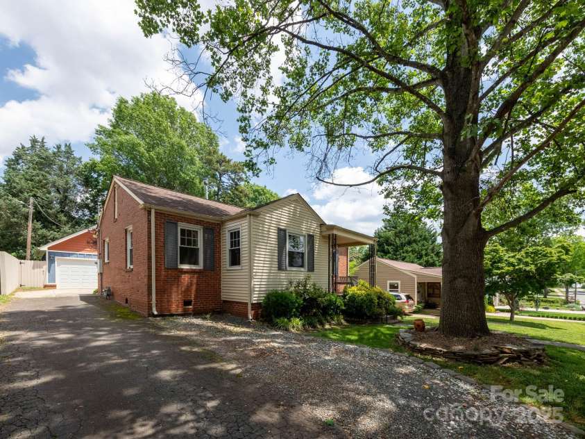 557 Melbourne Court, Charlotte, NC 28209.  MLS# CAR4258770, YatesRealty ID 14163. 