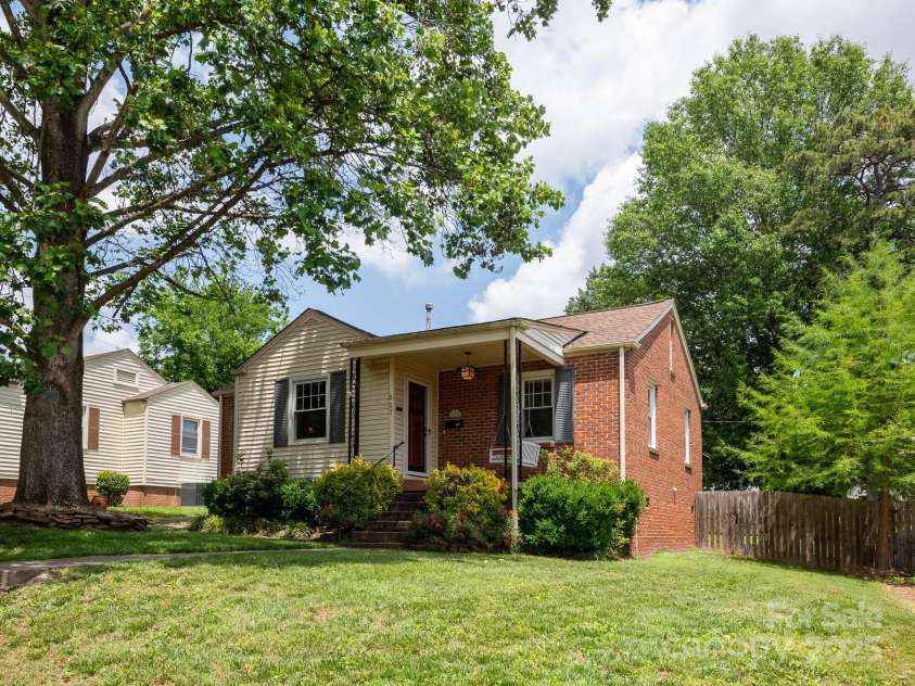 557 Melbourne Court, Charlotte, NC 28209.  MLS# CAR4258770, YatesRealty ID 14163. 