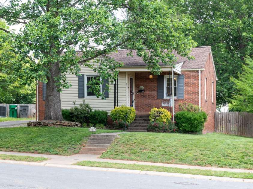 557 Melbourne Court, Charlotte, NC 28209.  MLS# CAR4258770, YatesRealty ID 14163. 
