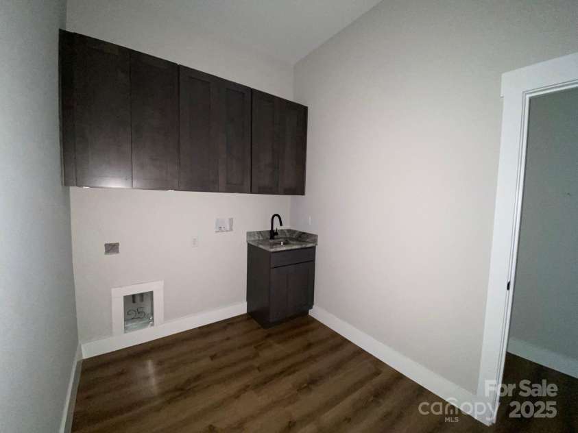 5751 Selkirk Drive, Hickory, NC 28601.  MLS# CAR4251585, YatesRealty ID 14169. 