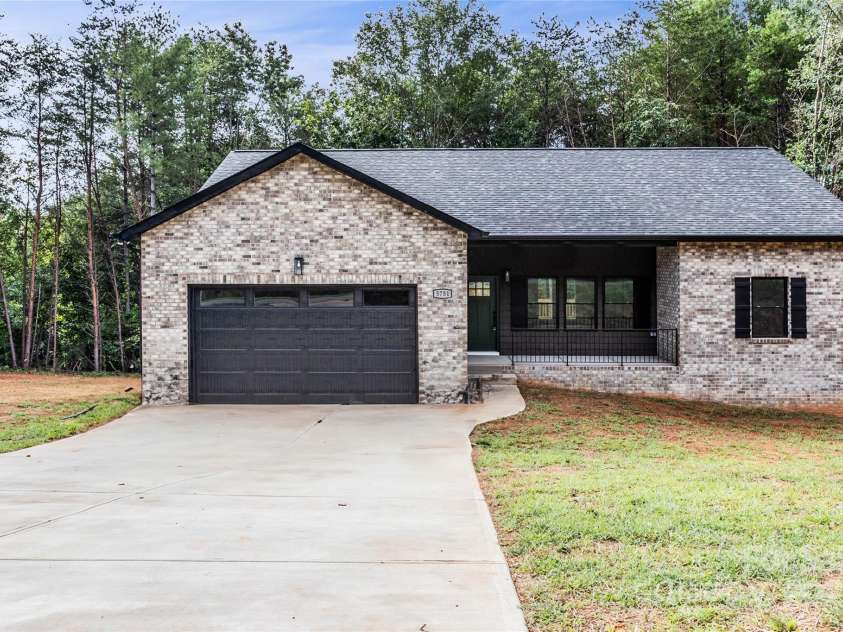 5751 Selkirk Drive, Hickory, NC 28601.  MLS# CAR4251585, YatesRealty ID 14169. 