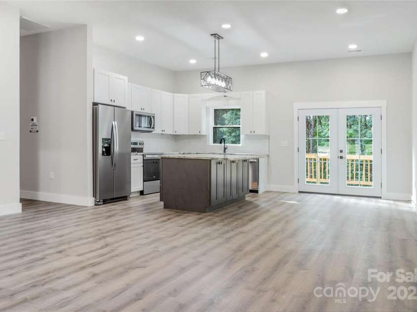 5751 Selkirk Drive, Hickory, NC 28601.  MLS# CAR4251585, YatesRealty ID 14169. 