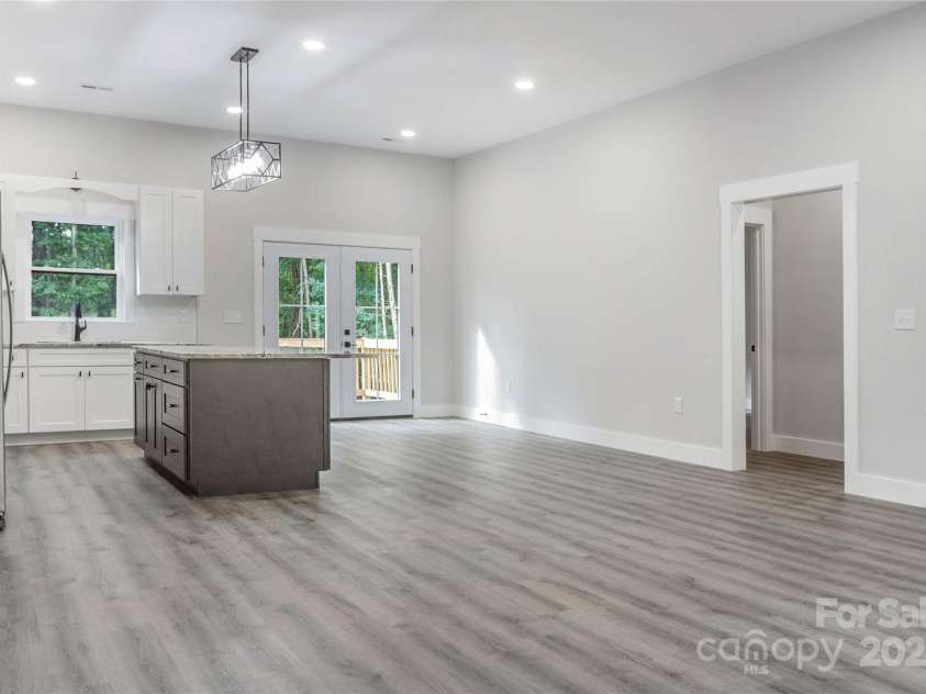 5751 Selkirk Drive, Hickory, NC 28601.  MLS# CAR4251585, YatesRealty ID 14169. 