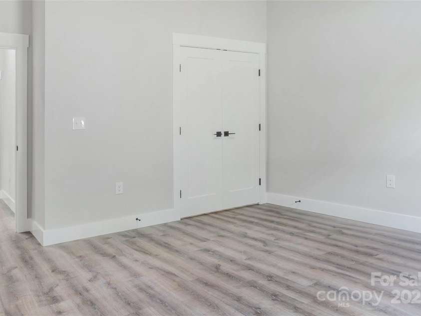 5751 Selkirk Drive, Hickory, NC 28601.  MLS# CAR4251585, YatesRealty ID 14169. 