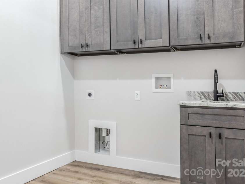 5751 Selkirk Drive, Hickory, NC 28601.  MLS# CAR4251585, YatesRealty ID 14169. 