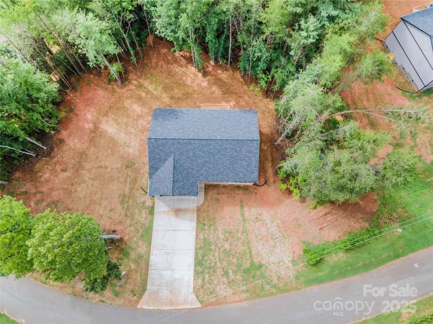 5751 Selkirk Drive, Hickory, NC 28601.  MLS# CAR4251585, YatesRealty ID 14169. 