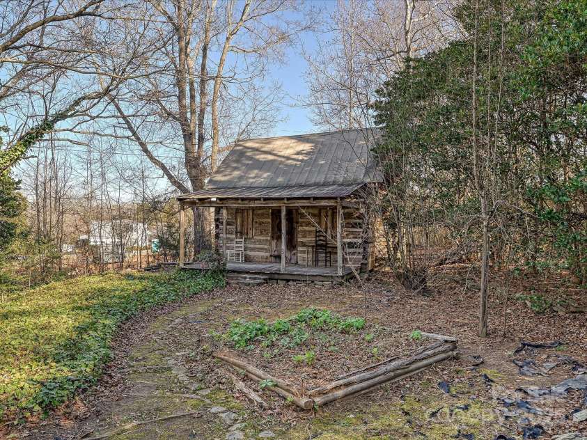306 Garrison Drive, Kings Mountain, NC 28086.  MLS# CAR4329391, YatesRealty ID 14173. Log Cabin Awaits