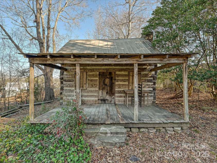306 Garrison Drive, Kings Mountain, NC 28086.  MLS# CAR4329391, YatesRealty ID 14173. Log Cabin - Endless Possibilities 