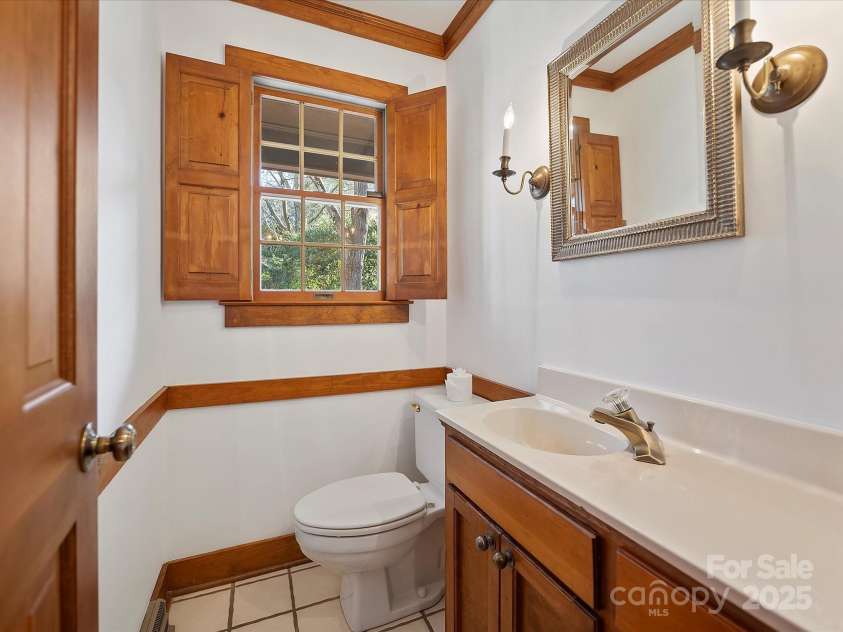 306 Garrison Drive, Kings Mountain, NC 28086.  MLS# CAR4329391, YatesRealty ID 14173. Powder Room
