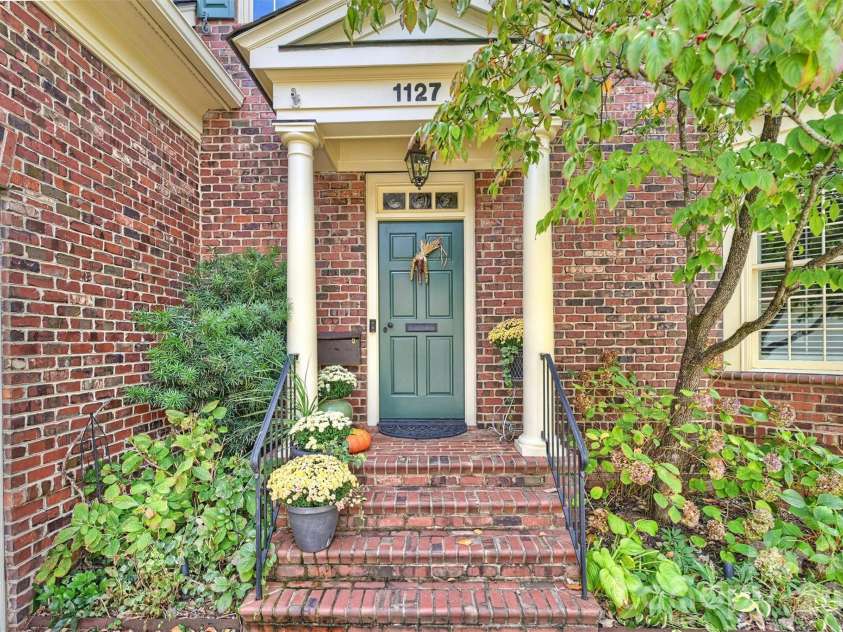 1127 Kings Drive, Charlotte, NC 28207.  MLS# CAR4346352, YatesRealty ID 14174. 