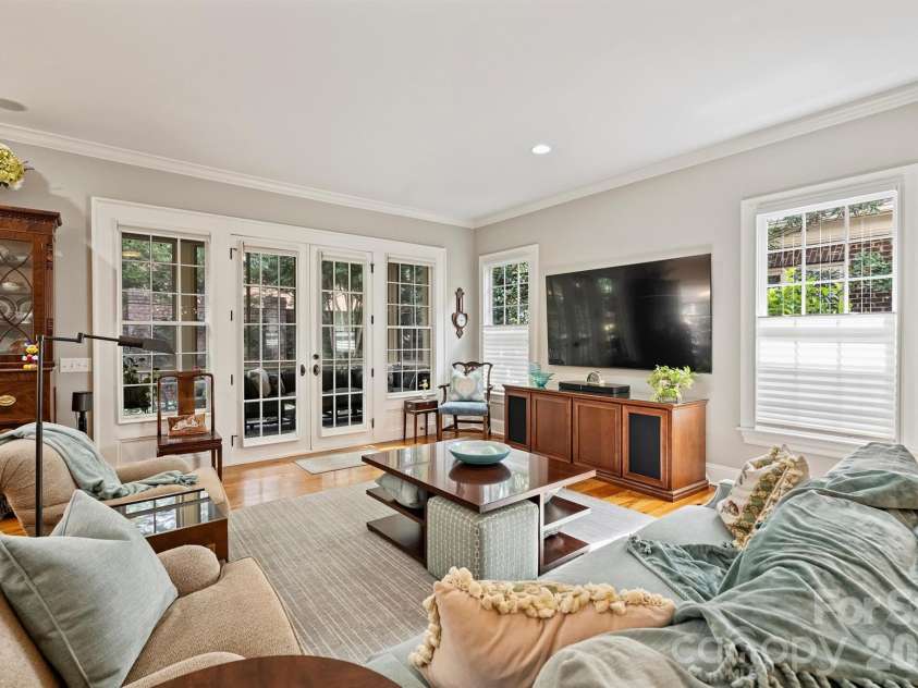 1127 Kings Drive, Charlotte, NC 28207.  MLS# CAR4346352, YatesRealty ID 14174. 