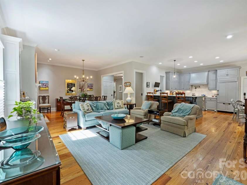 1127 Kings Drive, Charlotte, NC 28207.  MLS# CAR4346352, YatesRealty ID 14174. 