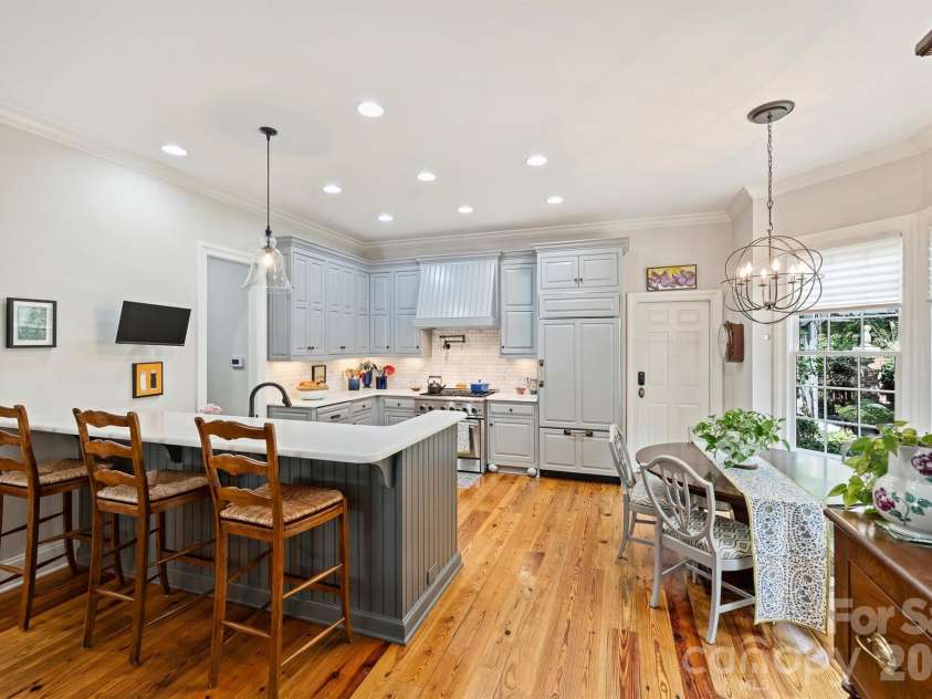 1127 Kings Drive, Charlotte, NC 28207.  MLS# CAR4346352, YatesRealty ID 14174. 