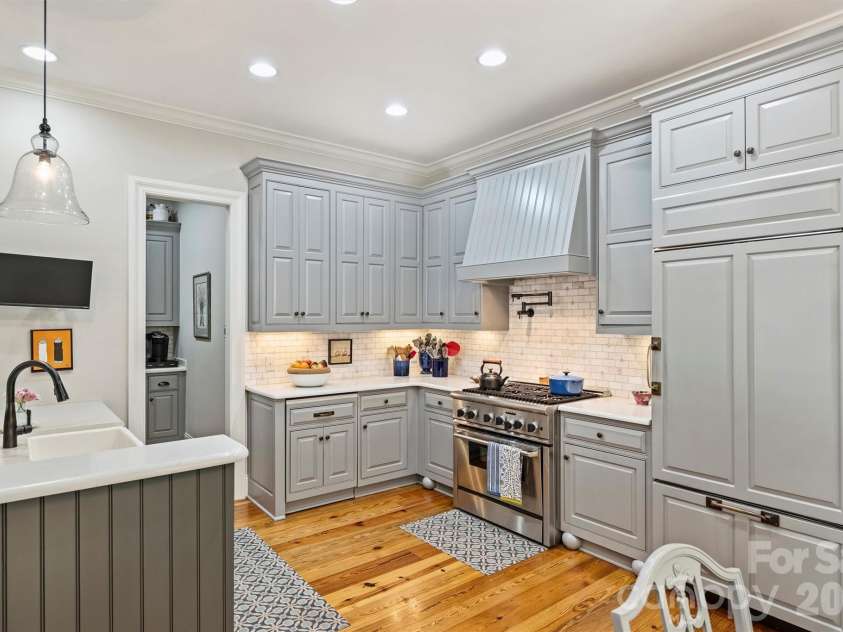 1127 Kings Drive, Charlotte, NC 28207.  MLS# CAR4346352, YatesRealty ID 14174. 