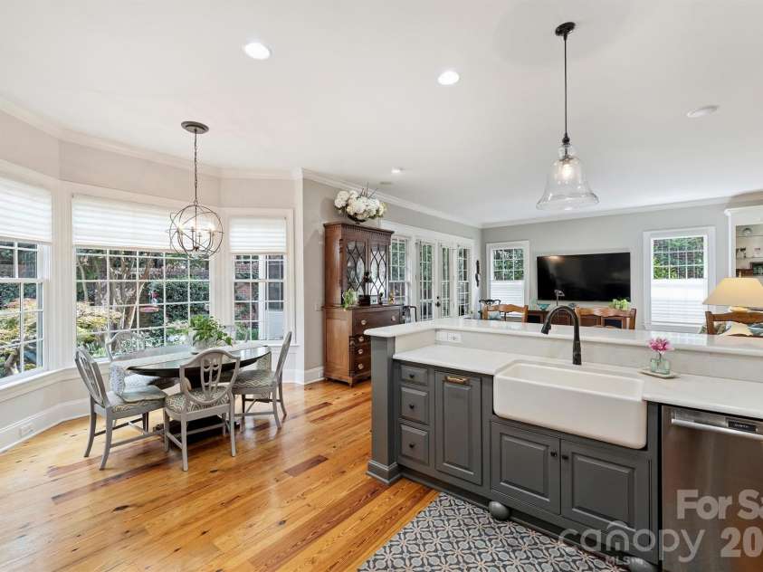 1127 Kings Drive, Charlotte, NC 28207.  MLS# CAR4346352, YatesRealty ID 14174. 