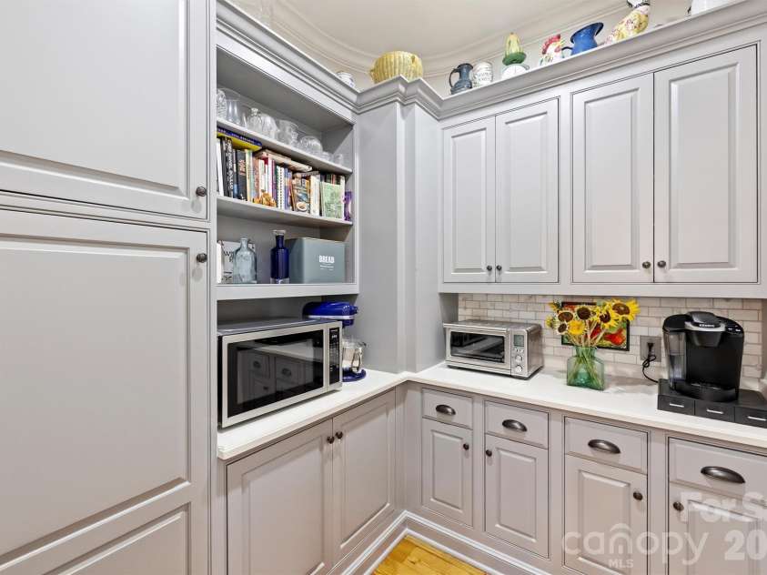 1127 Kings Drive, Charlotte, NC 28207.  MLS# CAR4346352, YatesRealty ID 14174. 