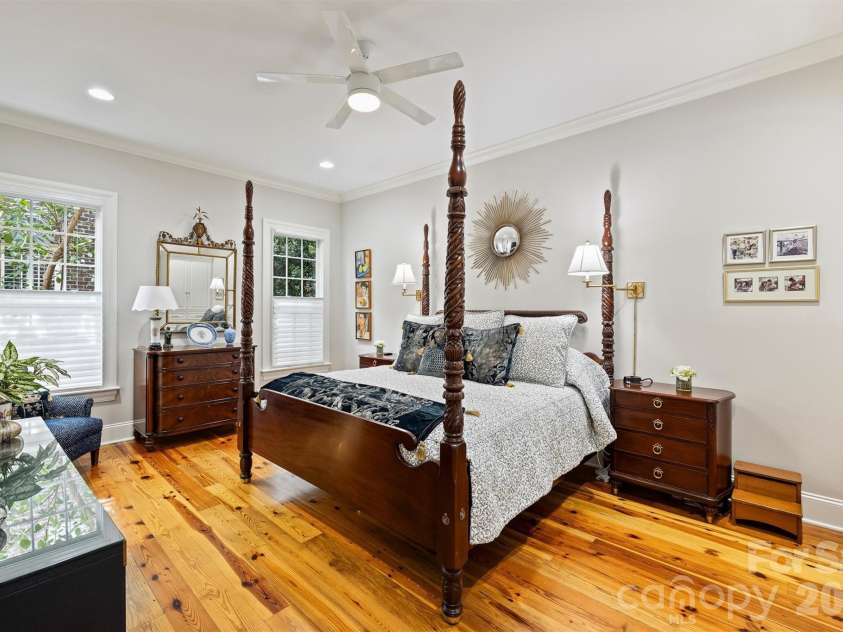 1127 Kings Drive, Charlotte, NC 28207.  MLS# CAR4346352, YatesRealty ID 14174. 