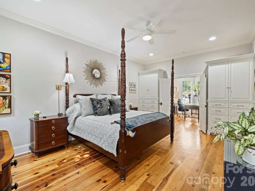 1127 Kings Drive, Charlotte, NC 28207.  MLS# CAR4346352, YatesRealty ID 14174. 